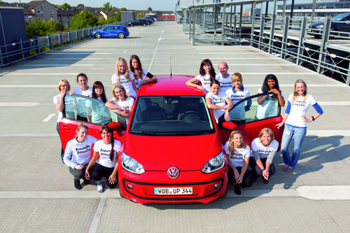Weltrekord im Selbstversuch: 16 Volkswagen Mitarbeiter im Up.