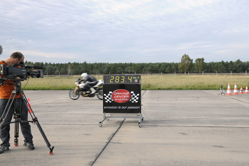 Weltrekord: Zieldurchfahrt von Elmar Geulen auf der Suzuki B-King.