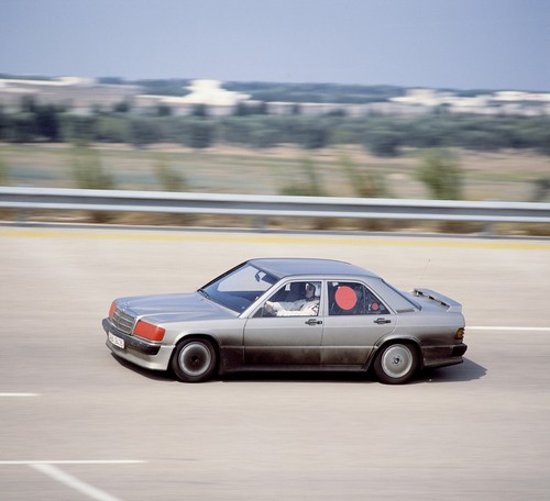 Weltrekordfahrt auf der Hochgeschwindigkeitsstrecke in Nardò/Italien mit dem Mercedes-Benz 190 E 2.3-16 (W 201), 11. bis 21. August 1983.