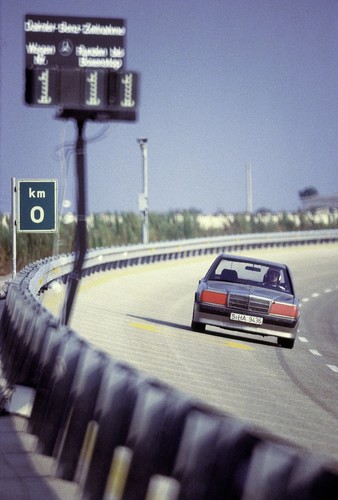 Weltrekordfahrt auf der Hochgeschwindigkeitsstrecke in Nardò/Italien mit dem Mercedes-Benz 190 E 2.3-16 (W 201), 11. bis 21. August 1983.