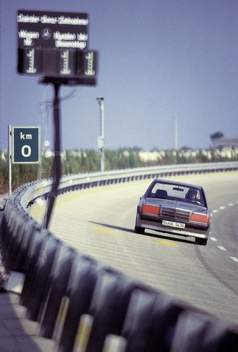 Weltrekordfahrt auf der Hochgeschwindigkeitsstrecke in Nardò/Italien mit dem Mercedes-Benz 190 E 2.3-16 (W 201) vom 11. bis 21. August 1983. Das Fahrzeug stellt insgesamt drei Weltrekorde und neun Klassenrekorde auf.