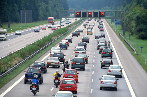 Wenn 10 Prozent der Autofahrer zugunsten eines Motorrads oder Rollers auf ihren Wagen verzichten würden, könnte das Verkehrsaufkommen um 40 Prozent gesenkt werden.