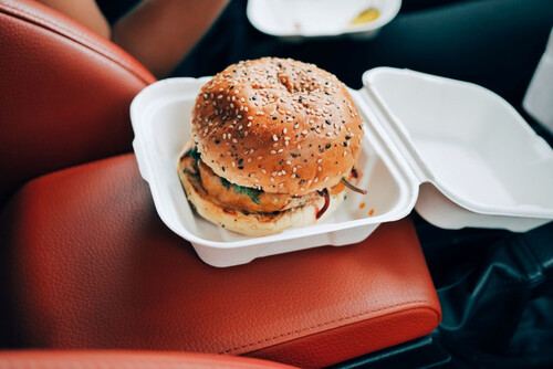Wer als Autofahrer etwas essen möchte, sollte besser anhalten.

