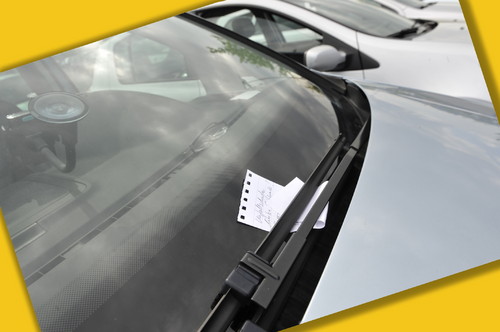 Wer ein fremdes Auto anfährt, muss auf den Besitzer eine angemessene Zeit warten. Es genügt nicht einen Zettel hinter die Windschutzscheibe zu stecken und wegzufahren.
