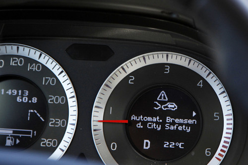 Wer im Stadtverkehr unterwegs ist, kann mit dem Notbremsassistenten City Safety von Volvo einen Aufprall weitgehend vermeiden.