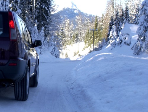Wer im Winter auf das Auto angewiesen ist, sollte einige Vorkehrungen für den Fall treffen, dass er liegenbleibt.