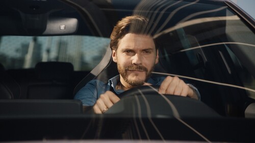 Werbespot für den Cupra Leon e-Hybrid mit Daniel Brühl am Steuer.
