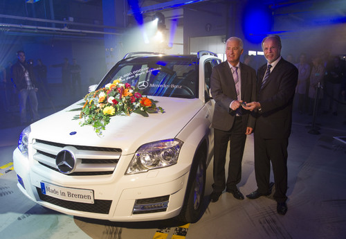 Werkleiter Andreas Kellermann übergibt die Schlüssel für den sechsmillionsten Mercedes-Benz aus Bremen an Fahrschulbesitzer Rainer Fojuth.