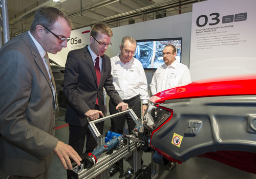 Werkleiter Fred Schulze testet das neue Werkzeug, mit dem man das Frontend des Audi A3 rückenschonend montieren kann.