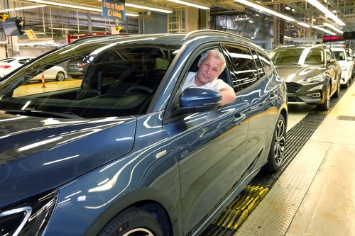 Werkleiter Jürgen Schäfer am Montageband im Ford Focus Ecoboost Hybrid.