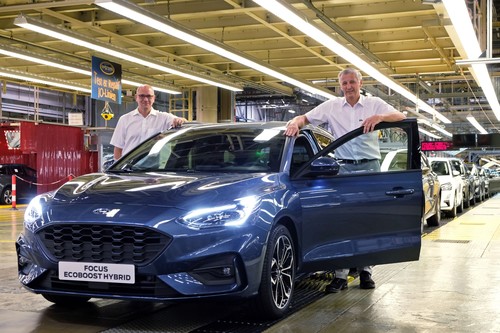 Werkleiter Jürgen Schäfer und Betriebsratsvorsitzender Markus Thal am Montageband mit dem Ford Focus Ecoboost Hybrid.