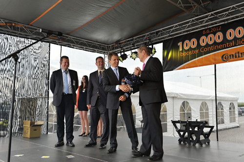 Werkleiter Ladislav Drázny (rechts) und Dr. Ralf Cramer (2. von rechts) bei der Übergabe des 100-millionsten Bremskraftverstärkers.