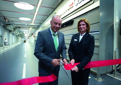 Werkleiter Peter Kössler und Sabine Mayer, Koordinatorin des Besucherservice, eröffneten heute den neu gestalteten Besucherweg im Audi-Werk Ingolstadt.
