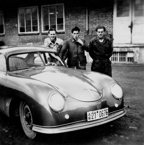 Werksabholung bei Porsche: Die ersten Mitarbeiter der Porsche-Reparaturwerkstatt. In der Mitte Herbert Linge (ca. 1950).