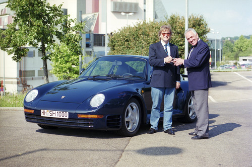 Werksabholung bei Porsche: Dirigent Justus Frantz erhält seinen Porsche 959 Coupé von Harald Wagner (rechts).