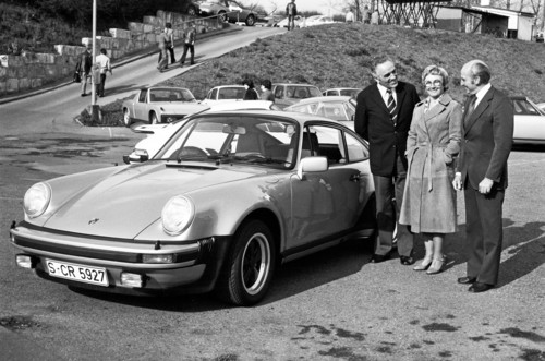 Werksabholung bei Porsche: Harald Wagner übergibt einen 911 Turbo 3,0 Coupé (M) an Familie Pietsch.