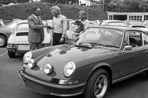 Werksabholung bei Porsche: Uli Hoeneß (Mitte) übernimmt seinen Porsche 911 Carrera RS 2,7 Coupé, 1973, links Herbert Wagner.