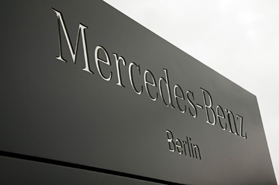 Werksschild von Mercedes-Benz in Berlin. 