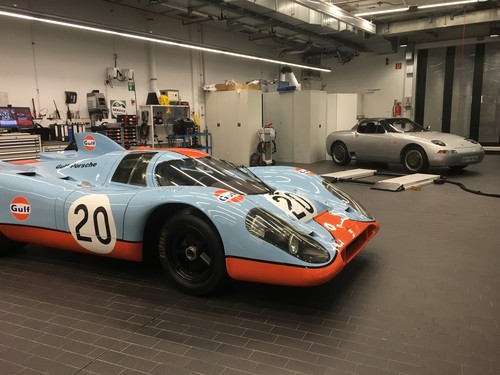 Werkstatt des Porsche-Museums: Porsche 917 (1969) und Roadster-Studie Typ 984 (1984/87, hinten).