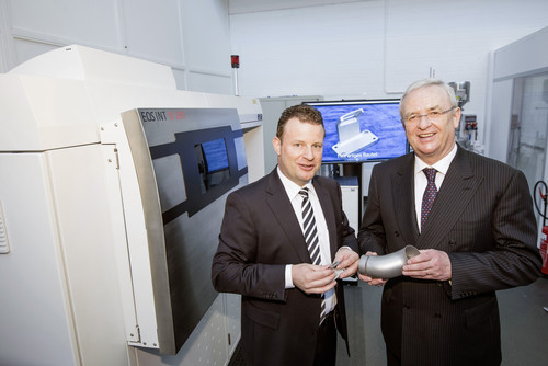 Werkzeugbau-Leiter Gerd Rupp (l.) und VW-Konzernvorsitzender Prof. Dr. Winterkorn an dem 3-D-Drucker in Wolfsburg.