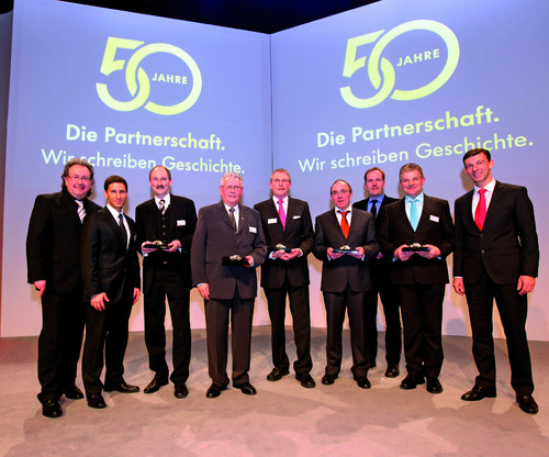 Werner Eichhorn, Leiter Vertrieb und Marketing Deutschland der Marke Volkswagen Pkw, (rechts im Bild) gratulierte den Volkswagen-Partnern.