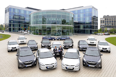 Werner H. Frey, Geschäftsführer von Hyundai Deutschland, übergab heute vor der Europazentrale in Offenbach die ersten Fahrzeuge an Steffi Jones, Präsidentin des Organisationskomitees.