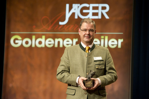 Werner Naedler, Leiter Lkw Mobilitätsberatung bei der Group Fleet International von Volkswagen, nahm den „Goldenen Keiler“ entgegen.