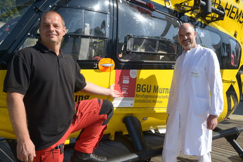 Wie bei Christoph Murnau wurden als Zeichen des ADAC-Engagements zahlreiche ADAC-Rettungshubschrauber mit dem Aktions-Aufkleber versehen. Pilot Christian Balta und Leitender Hubschrauberarzt Dr. Thomas van Bömmel.