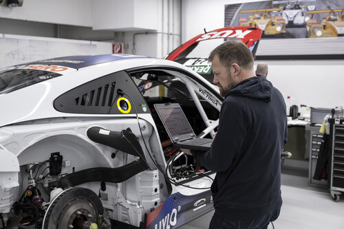 Wiederaufbau des verunfallten DTM-Siegerwagens Porsche 911 GT3 R von 2022.