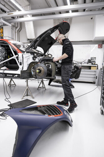Wiederaufbau des verunfallten DTM-Siegerwagens Porsche 911 GT3 R von 2022.