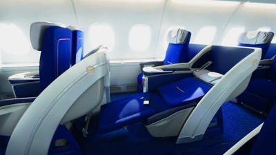 Willkommen an Bord: Die 98 blauen Plätze der Business Class befinden sich wie die der neuen First Class ebenfalls im Oberdeck. Die Sitze sind zwar nicht ganz neu (das ist erst ab 2011 der Fall), doch sie bieten mehr Komfort – und auf Knopfdruck können sie sogar massieren. In der Schlafposition bieten sie für die Nachtruhe zwei Meter Liegefläche.