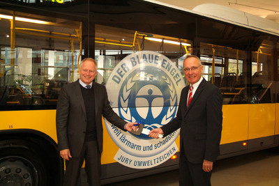 Winfried Heckt (rechts im Bild), Leiter Verkauf Omnibusse Mercedes-Benz Deutschland, übergab die Fahrzeuge an Andreas Sturmowski (links im Bild), Vorstandsvorsitzender der Berliner Verkehrsbetriebe BVG.