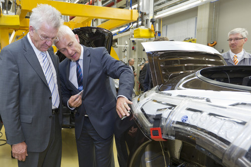 Winfried Kretschmann (links) lässt sich von Matthias Müller, Vorstandsvorsitzender der Porsche AG, die Produktion eines Porsche 911 Cabriolet erklären.