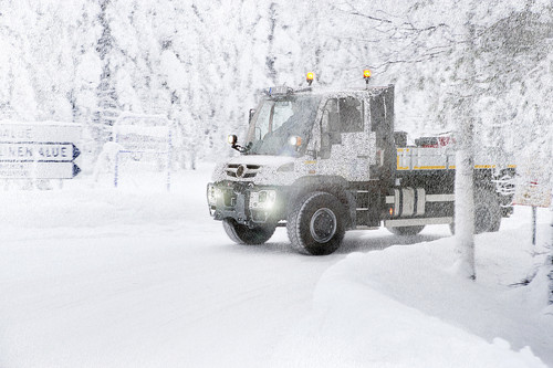 Wintererprobung bei minus 30 Grad Celsius im kalten skandinavischen Winter, noch in getarntem Zustand: Neuer Unimog Geräteträger bei Testfahrten in Rovaniemi, der Hauptstadt Lapplands.
