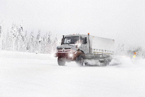 Wintererprobung bei minus 30 Grad Celsius im kalten skandinavischen Winter, noch in getarntem Zustand: Neuer Unimog hochgeländegängig bei Testfahrten in Rovaniemi, der Hauptstadt Lapplands.
