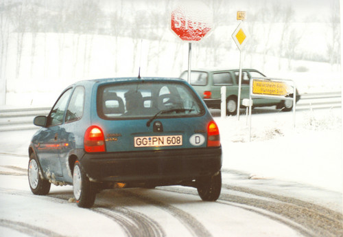 Winterliche Straßenverhältnisse beeinflussen den Straßenverkehr.