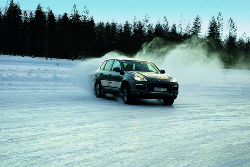 Wintertraining der Porsche Sport Driving School in Finnland.