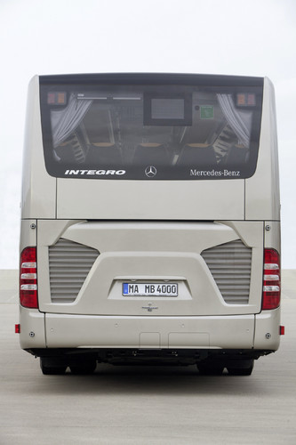 Wirtschaftlicher und umweltfreundlicher mit Euro VI: Überland-Omnibus Mercedes-Benz Integro mit neuer Motorengeneration für die Abgasstufe Euro VI.