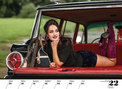 Wochenkalender „Girls &amp; legendary US-Cars 2023“.