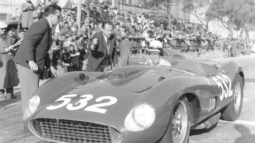 Wolfgang Berge von Trips fuhr das Chassis No. 0674 des Ferrari 335 S Scaglietti 1957 bei der Mille Miglia auf Platz 2.