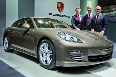 Wolfgang Dürheimer (Vorstand für Forschung und Entwicklung), Helmut Bröker (Managing Director von Porsche China) und Bernhard Maier (Vorstand Vertrieb und Marketing) bei der Premiere des Porsche Panamera 4 mit 6-Zylinder-Motor in Peking.