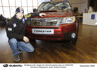 Wolfgang Loitzl, Sieger der Vierschanzentournee 2008/2009, mit seinem Preis, einem Subaru Forester.