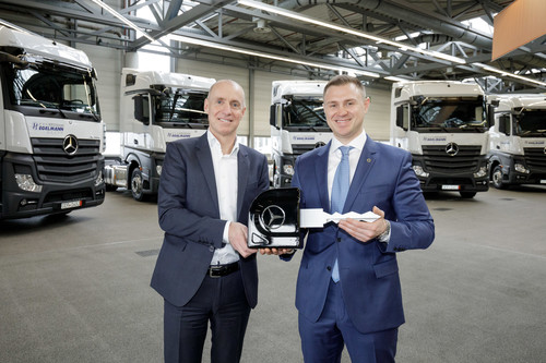 Wolfgang Theissen (links), Director Mercedes-Benz Trucks, Sales Europe and Overseas, überreicht Siegfried Hegelmann, Geschäftsführender Gesellschafter der Hegelmann Group, den symbolischen Schlüssel für die letzten 30 von insgesamt 1000 Actros. 
