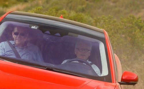 Wolfgang Ziebarth (am Steuer) und Jan-Kas van der Stelt, Geschäftsführer Jaguar Land Rover Deutschland.