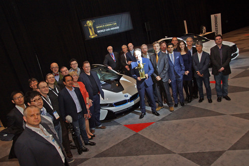 World Car of the Year 2015: Die Juroren beim World Green Car of the Year, dem BMW i8, mit BMW-Marketing-und Vertriebsvorstand Ian Robertsen.