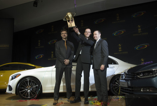 World Car of the Year 2015 ist die Mercedes-Benz C-Klasse. Kommunikationschef mit der Trophae für die Mercedes-Benz C-Klasse.