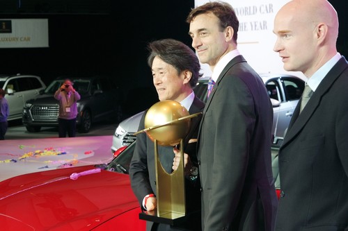 „World Car of the Year 2016“: Peter Lyon, President World Car of the Year und sein Vice President Jens Meiners (rechts) übergeben die Auszeichnung am Mazda.