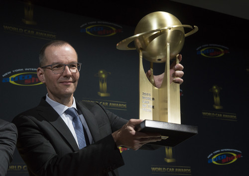 World Car of the Year: der damalige Kommunikationschef Chris Horn mit dem World Car of the World 2015 für die Mercedes-Benz C-Klasse.