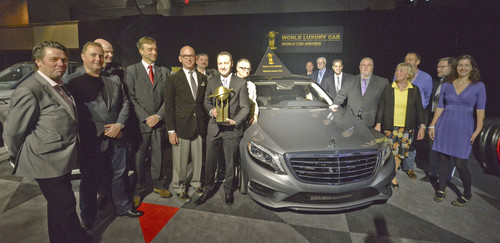 World Car of the Year: Rob Moran, Communications Director von Mercedes-Benz und die Mercedes-Benz S-Klasse umgeben von   World Car-Juroren.