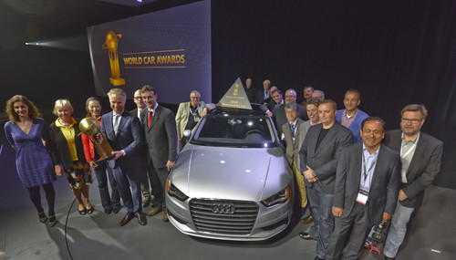 World Car of the Year: Scott Keogh, President of Audi America, und der Audi A3 umgeben von World Car of the Year-Juroren.
